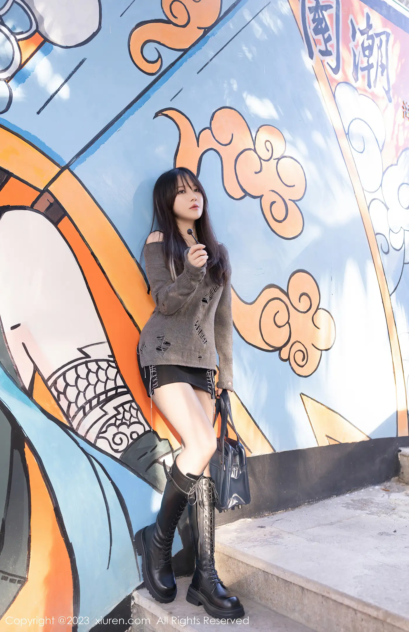 图片[2]-[XiuRen秀人网]2023.03.17 VOL.6436 鱼子酱Fish 灰色镂空毛衣与黑色内衣加黑丝美腿性感私房写真集-秀人网官方网站